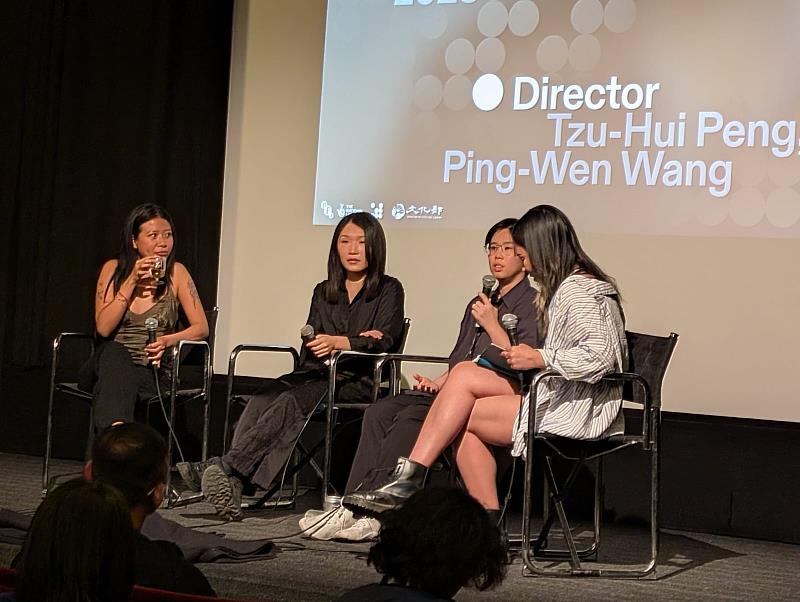 （左起）主持人Cici_Peng、導演鄧紫惠、導演王品文於映後座談回答提問（駐英國代表處文化組提供）