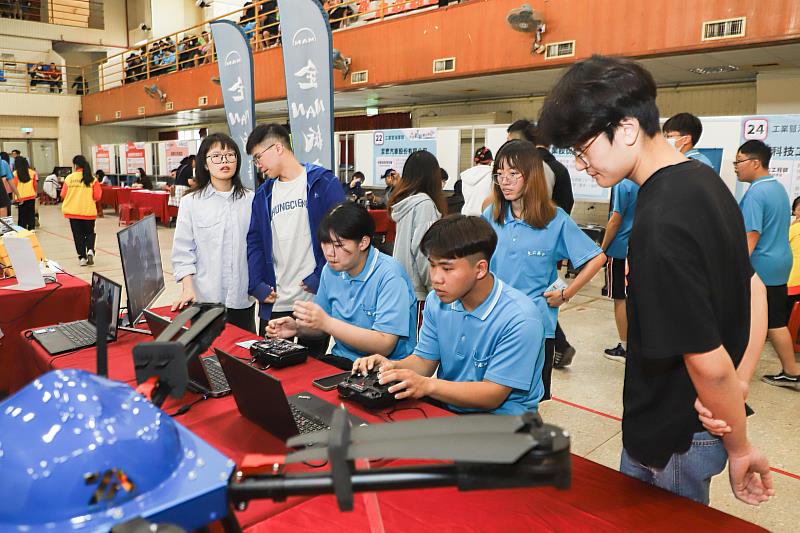 嘉義縣高中職職涯博覽會引領學生探索未來-4