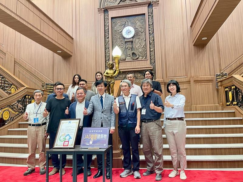 安平航海城榮獲綠建築標章與JAD安全建築金牌雙認證,臺南市副市長葉澤山與來賓出席頒獎典禮合影留念