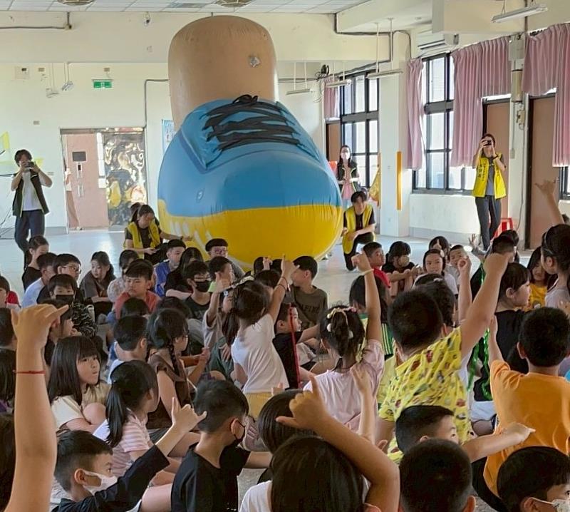 巨岩島大冒險_演出劇照：小朋友跟大腳ㄚ打勾勾