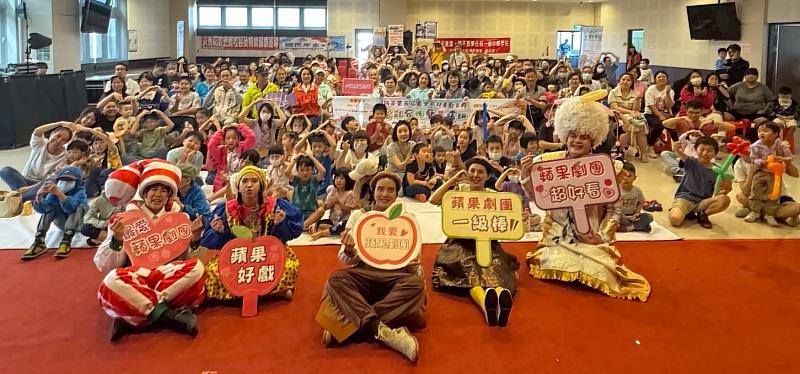 萬里區黃雱勉區長與現場觀眾、演員合影