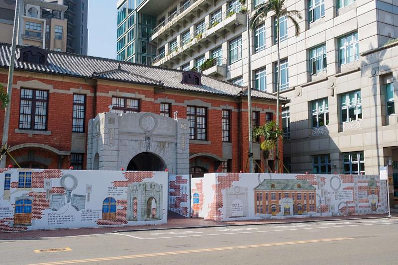 新竹市文化局以新竹市役所古蹟建築特色為主題,打造「城市最美施工圍籬」。