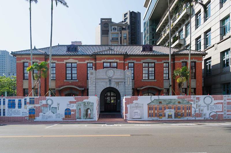 新竹市文化局以新竹市役所古蹟建築特色為主題,打造「城市最美施工圍籬」。