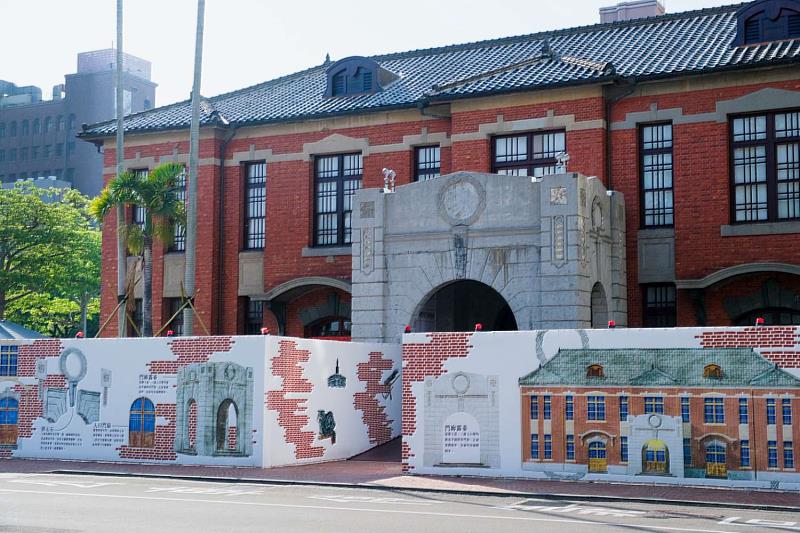 新竹市文化局以新竹市役所古蹟建築特色為主題,打造「城市最美施工圍籬」。