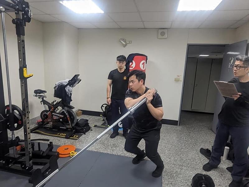 竹市警同仁使用健身器材