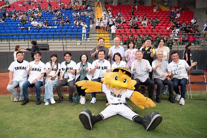 黃敏惠市長率市府團隊與體育署長鄭世忠合照及貴賓合影