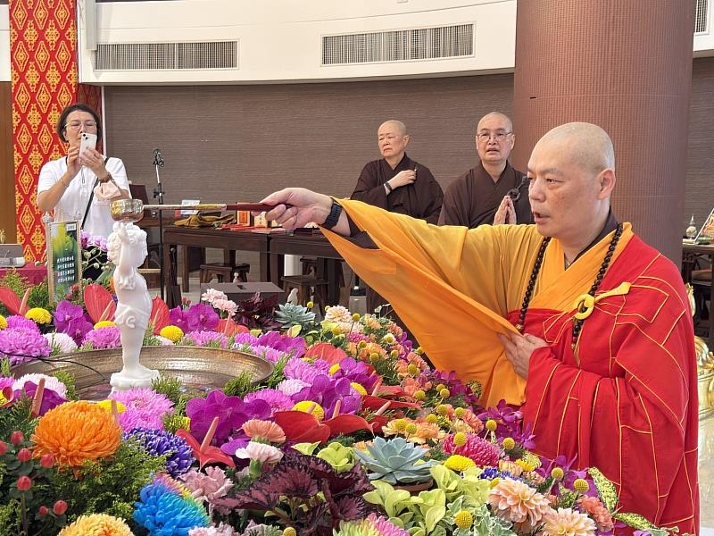 1、靈鷲山佛誕浴佛祈福活動，在聖山寺金佛殿由監院懇慧法師主法灑淨啟壇。（靈鷲山佛教教團提供）