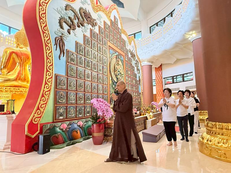 5、溫馨5月報母恩，佛誕日為佛祝壽，繞佛祈願智慧開顯、心願圓滿。（靈鷲山佛教教團提供）