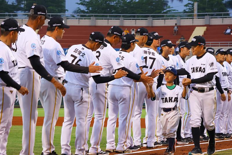 民族國小球員在洪一中教練帶領下進場