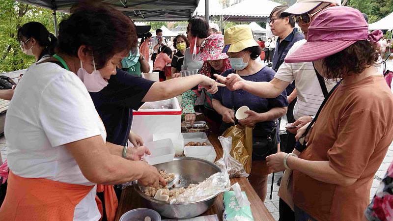 圖說5 「惜惜地球-永續親子趴暨浴佛節」活動,在新莊綜合運動場林蔭大道熱鬧登場。(圖片提供/靈鷲山佛教教團)