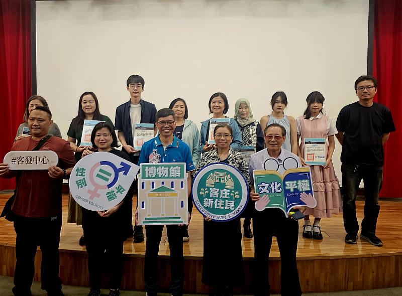 客發中心出品紀錄片「落泥時」南北園區映後座談，致贈感謝狀，感謝參與拍攝的客庄新住民及相關人員的協助