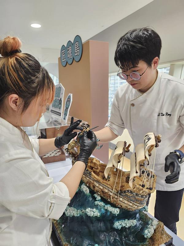 食科系許芳瑜與李昕融同學親自擺放創作作品