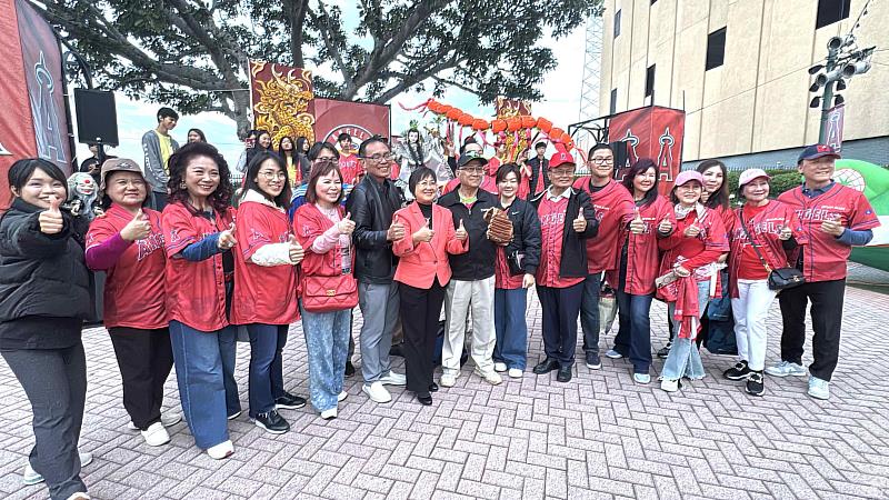 出席天使棒球隊「臺灣日」活動的部分貴賓合影