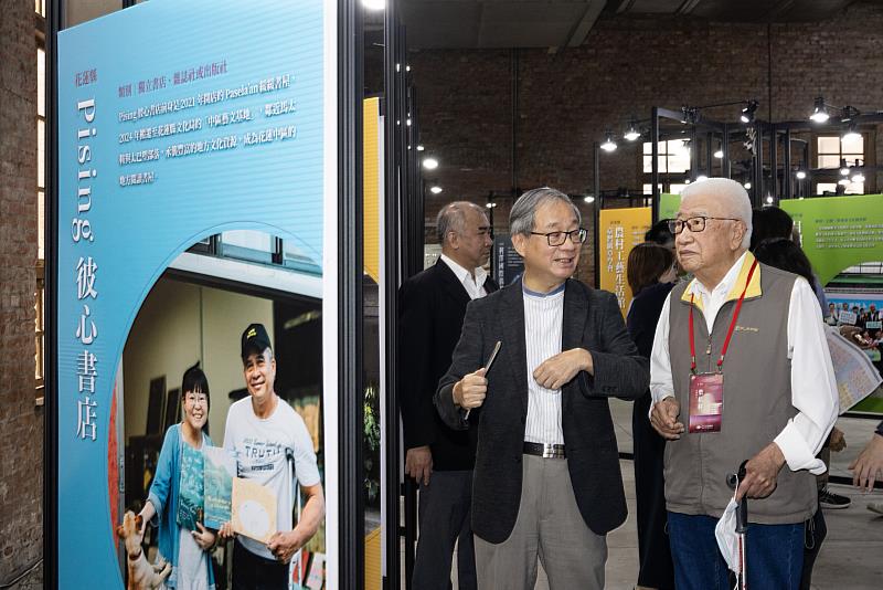 百大文化基地類型多元，包含文創聚落與工藝、藝文展演、獨立書店、地方文化館、社區營造、古蹟聚落及影視基地等7大類，文化部長李遠（前左）及評審團召集人柴松林（前右）交流各區域獲選基地亮點。