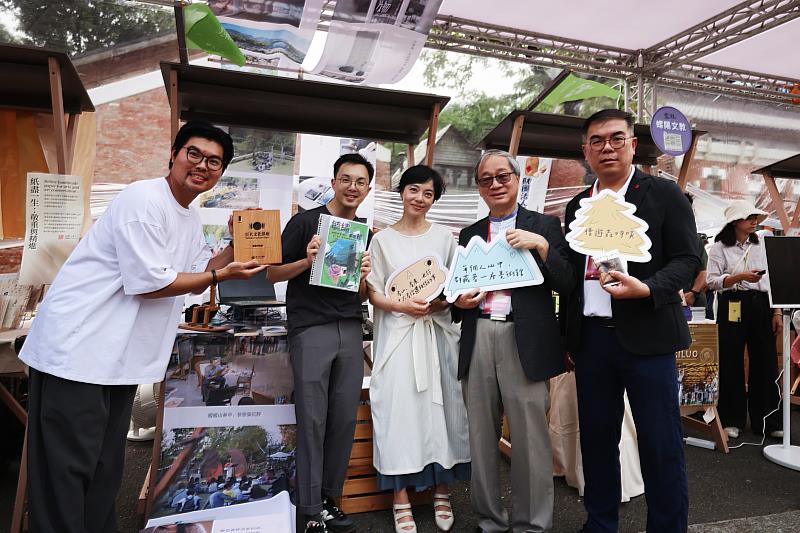 文化部長李遠(右2)及環境部長彭啓明(右1)開箱文化百頁市集,並邀請民眾今明(3、4)日前來細細品味6大區域主題特色。
