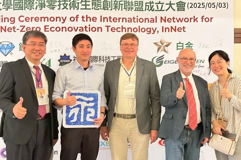 德國霍恩海姆大學國家農業工程與生物能源研究所主任 Prof. Dr. Hans Oechsner(中)與InNet聯盟鑽石會員永泰灃公司董事長楊豐懋(左2)及朱正永教授(左1)於會後合影。