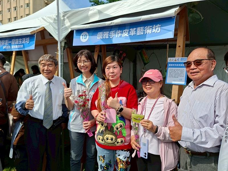 秘書長與本市勞動力援助人員職業工會莊鑑川理事長及伙伴合影