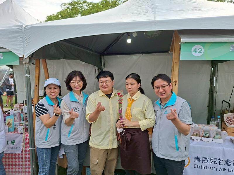 張秘書長與喜憨兒伙伴合影