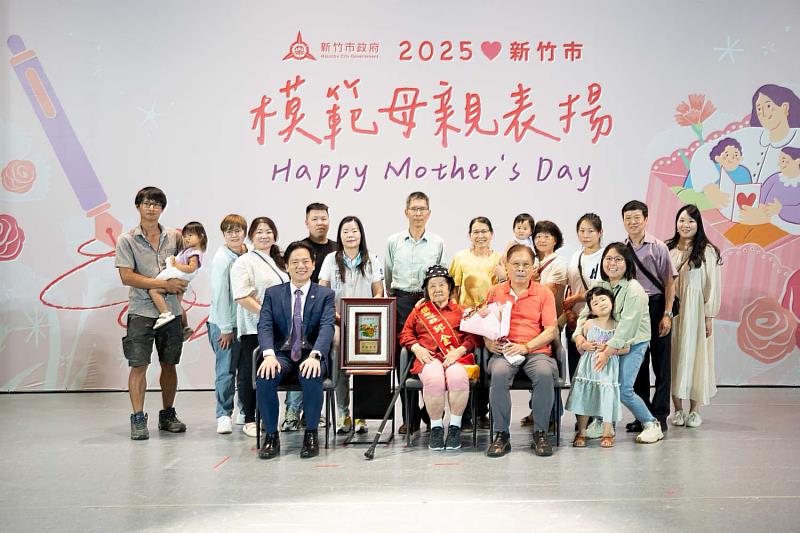 代理市長邱臣遠頒發模範母親代表賀匾給95歲的邱金妹奶奶