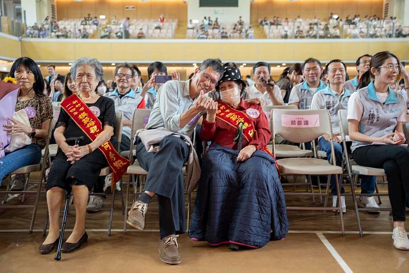 竹市114年度模範母親表揚大會現場親友皆溫馨互動