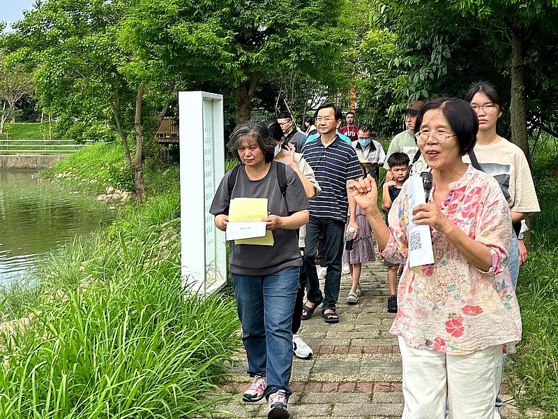 國立聯合大學華語文學系何照清老師介紹大學湖文學步道風光