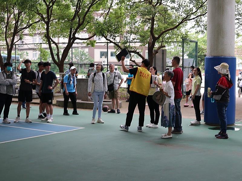 籃球校隊向參與民眾介紹 NBA 級風雨球場