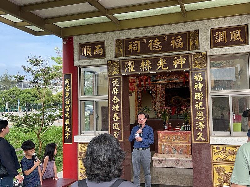 蓮荷福德祠由學務長親自解說祈福，請民眾喝在地知名仙山仙草茶消暑