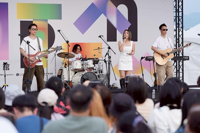 「小男孩樂團」演唱多少膾炙人口的偶像劇金曲，炒熱氣氛。