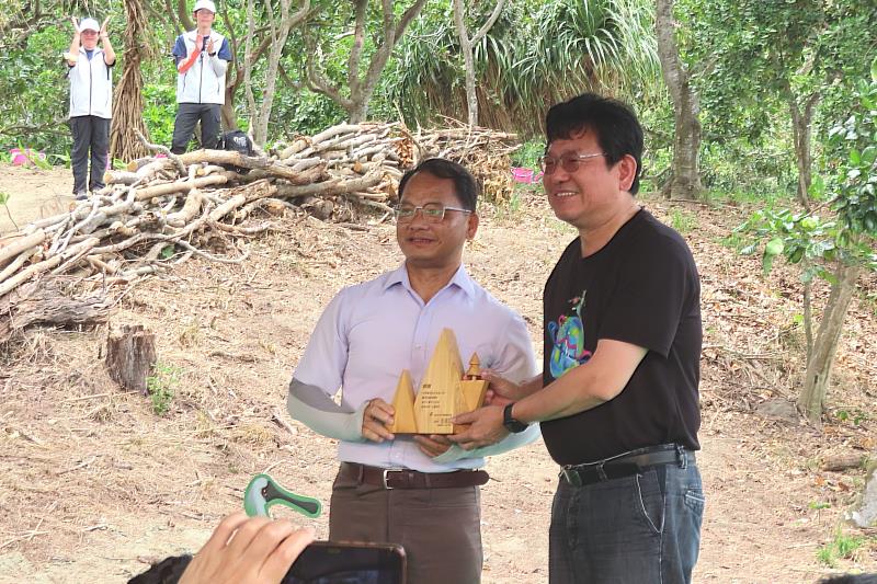 林業保育署嘉義分署李定忠分署長頒發感謝牌予中華電信,感謝企業支持好美保安林植樹認養工作