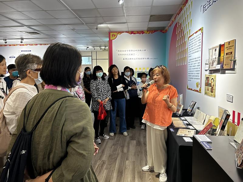 小西園掌中劇團行政許娟娟(右一)表示，為了這次的展覽，劇團特別的翻出許王藝師多本手寫劇本以及小西園過往珍貴的歷史影像。