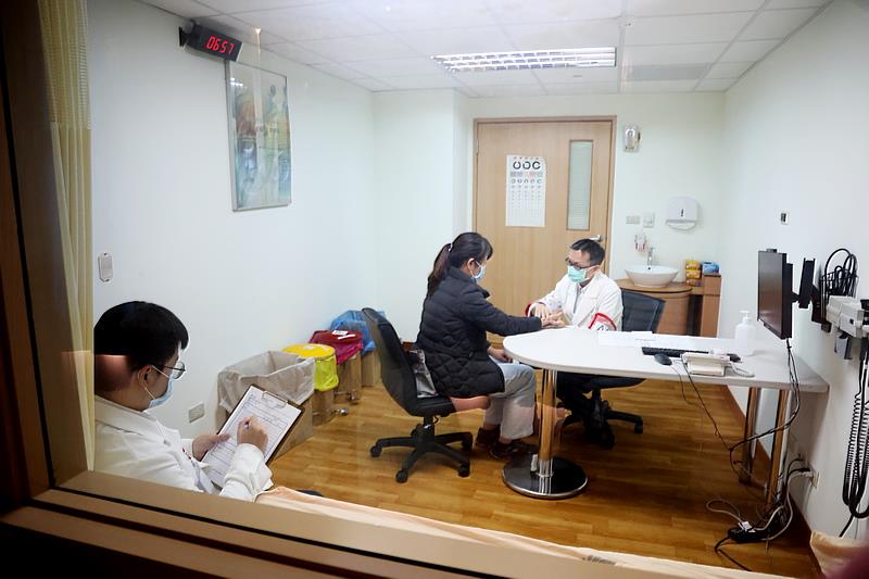 OSCE臨床技能測試模擬診間中，由實習醫學生練習獨當一面與病人互動及診斷。(攝影/吳宛霖)