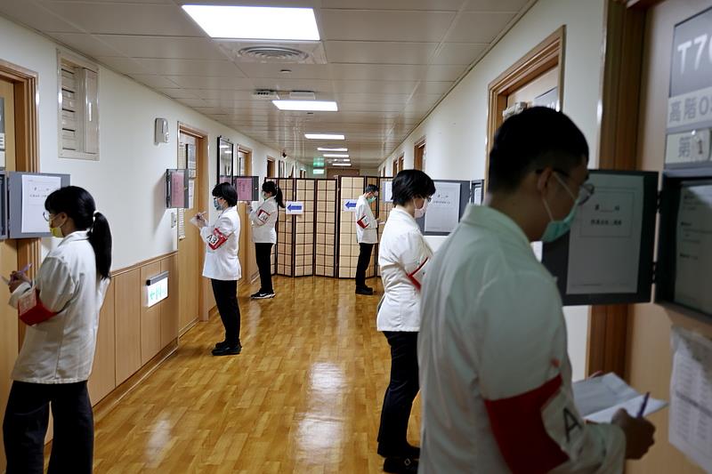 花蓮慈濟醫院中醫臨床技能中心舉辦「實習醫學生中醫臨床技能測驗」，以西醫國考的規格舉辦，學生必須於鈴響後閱讀試題進入考場應試。(吳宛霖攝)