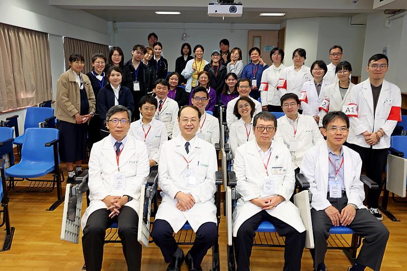 花蓮慈院是東部唯一有能力舉辦「實習醫學生中醫臨床技能測驗」的醫院,此次邀請東部區域醫院及診所的中醫師共同擔任考官,栽培東部具中西醫整合能力的中醫師。前排左起門諾醫院中醫科楊成湛主任、花蓮慈院中醫部內科主任林經偉醫師、花蓮慈院中醫部王健豪副主任、花蓮縣中醫師公會名譽理事長黃輝榮醫師。(吳宛霖攝)