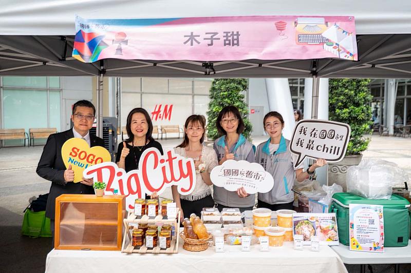 秘書長張治祥前往各攤位，熱情推廣新住民的特色私房餐點與原創手作商品