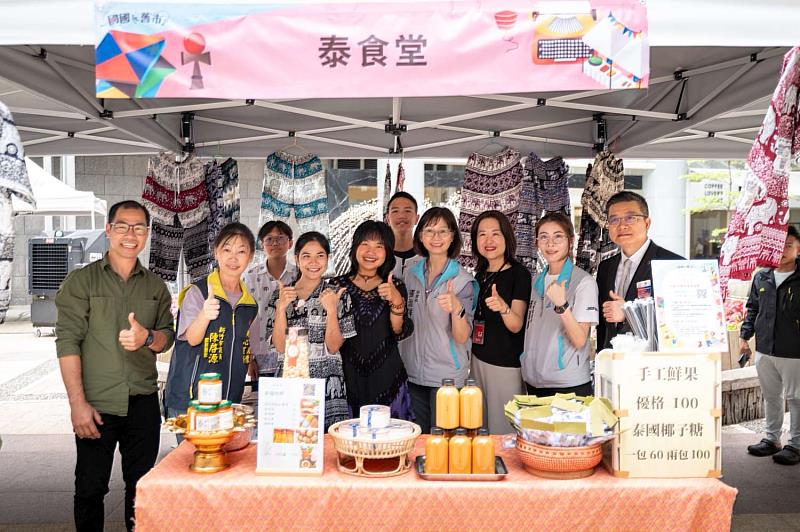秘書長張治祥前往各攤位，熱情推廣新住民的特色私房餐點與原創手作商品