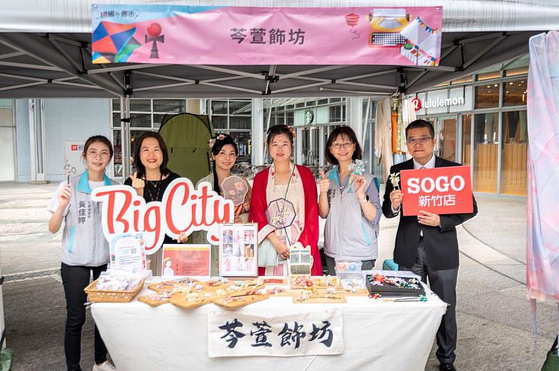 秘書長張治祥前往各攤位，熱情推廣新住民的特色私房餐點與原創手作商品