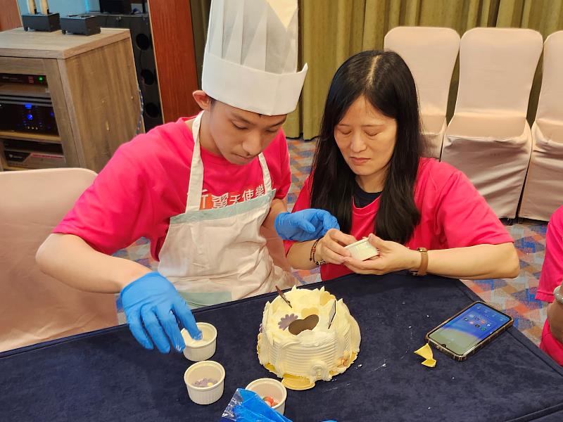 折翼天使用心製作蛋糕送給媽媽，祝媽媽母親節快樂