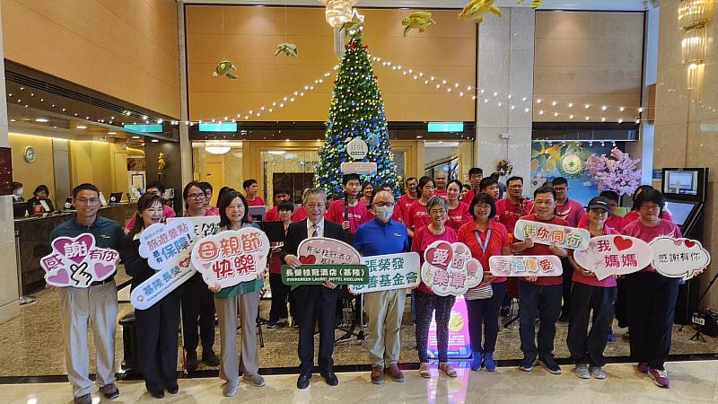 張榮發慈善基金會董事長吳景明(前排左五)、基隆長榮桂冠酒店總經理陳建郎(前排左四)、折翼天使樂團團長吳江明(前排右五)與團員及母親們合影