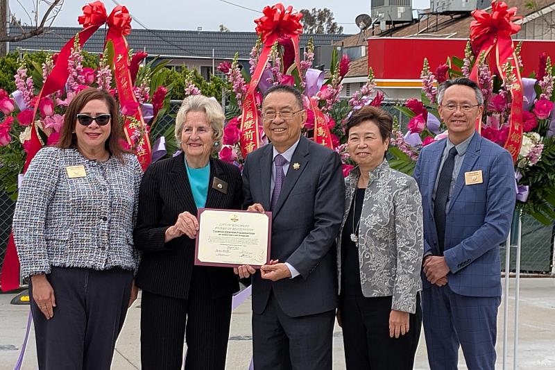 臺灣會館董事長田詒鴻(右3)接受羅斯密市長Margaret Clark(左2)及市議員們頒贈褒獎。