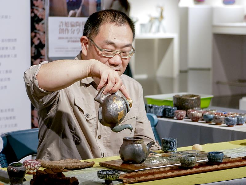 茶師以許旭倫老師親手打造的茶壺與茶杯沖泡好茶，讓藝術不僅是可觀賞的風景，更是可親近、可品味的生活日常。