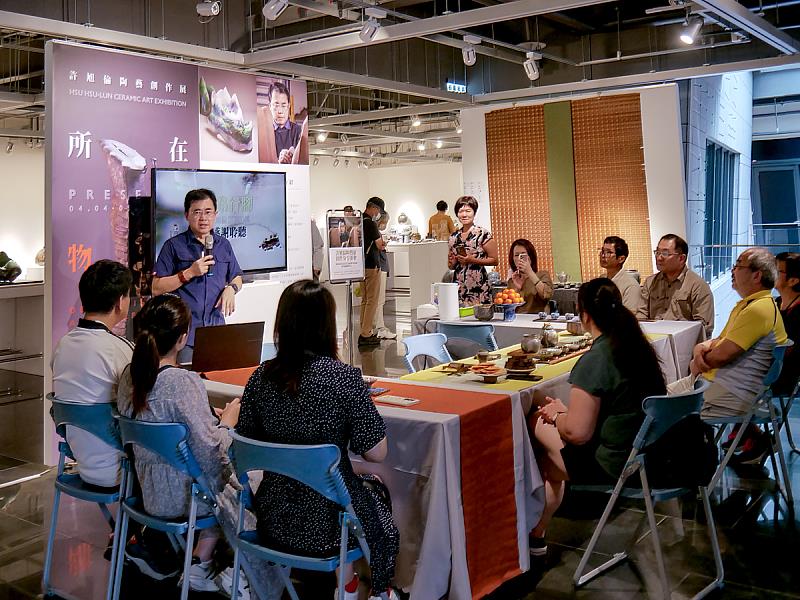 展覽空間化作溫暖茶席，賓客圍坐交流創作、分享心得，藝術與茶香交織成一段春日午後的美好記憶。