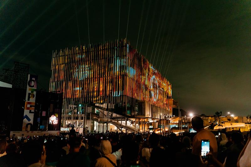除了演出外，還有建築光雕展演，讓民眾在美術館園區中感受藝術多元魅力。