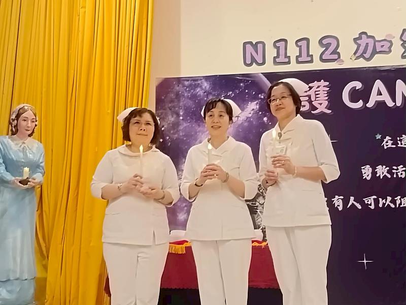 高醫大周汎澔副校長(圖中)為護理學院李碧娥院長(圖左)、許心恬系主任(圖右)引光