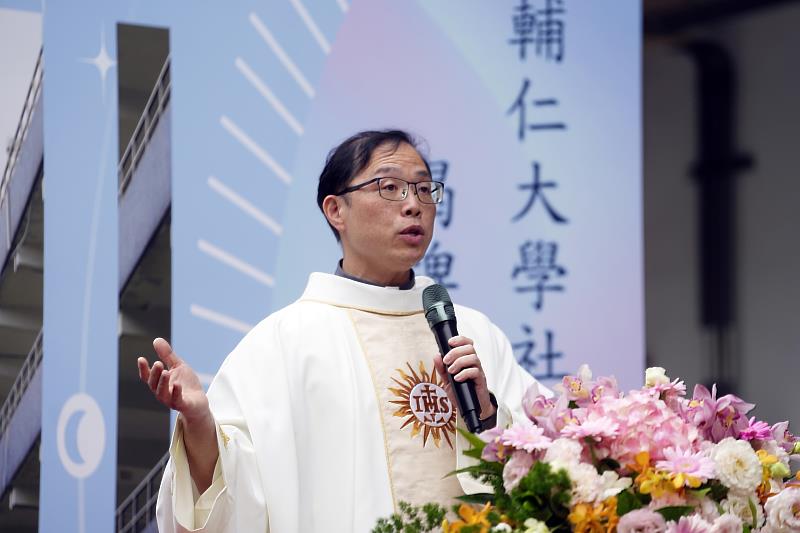 耶穌會使命室主任馮漢中神父帶領全體來賓進行揭牌祈福儀式