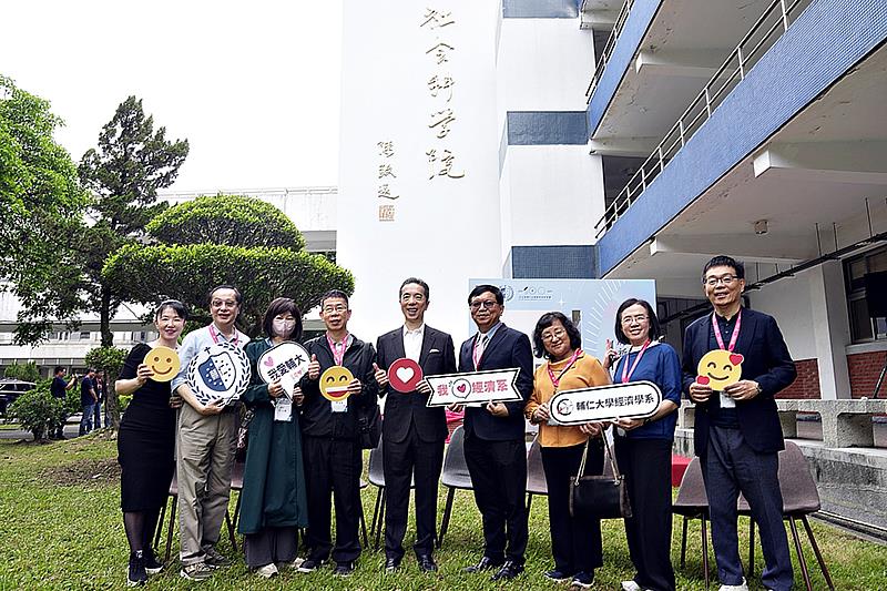 陳致遠學長與經濟系第19屆同學們合影
