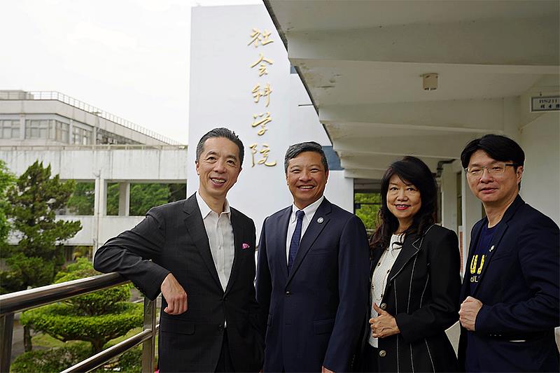 左起：輔大傑出校友陳致遠學長、輔仁大學藍易振校長、輔仁大學全球校友總會鄭時寧總會長、輔大資源與事業發展副校長兼社會科學院院長彭正浩。