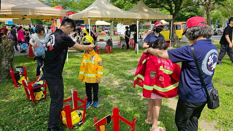 「小小消防員體驗宣導活動」新北消防邀親子共學防災知識