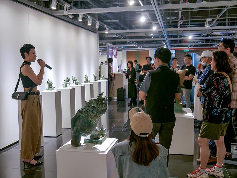 跟著藝術家本人導覽,現場觀眾聽得入迷、笑聲連連,每一件作品背後都有一段荒謬又動人的故事!