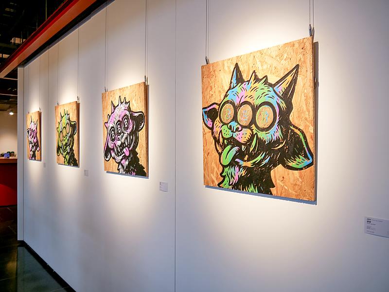 展覽中少見的平面作品，以絹印與複合媒材呈現出色彩鮮明的怪獸肖像。像是來自未來的數位神獸，既神祕又充滿保護力。