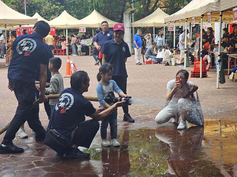 新北市政府消防局第七救災救護大隊3日在823紀念公園辦理消防大型防火宣導活動